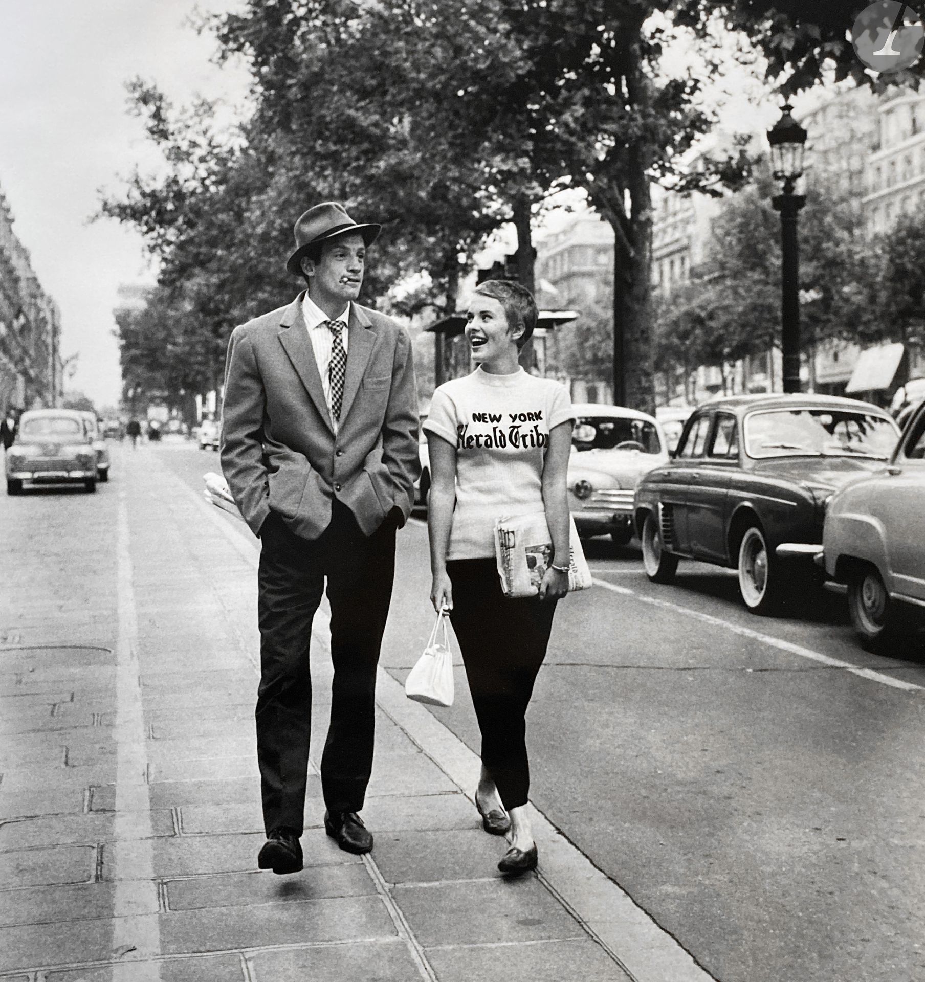 Raymond Cauchetier (1920-2021)
Jean-Paul Belmondo et Jean Seberg dans À bout de souffle de Jean-Luc Godard, 1959.
Épreuve argentique (2016). Titre, date, numérotation à 1 exemplaire, tampon et signature au verso. Certificat d’authenticité, signé, numéroté à 1 exemplaire et daté, sur étiquette contrecollée au verso du cadre.
Image : 49 x 46 cm
Feuille : 60 x 50 cm

Raymond Cauchetier (1920-2021)
Jean-Paul Belmondo and Jean Seberg in À bout de souffle by  Jean-Luc Godard, 1959.
Gelatin silver print (2016). Title, date, stamp and signature on verso. Certificate of authenticity, signed, numbered, and dated on a label mounted on the frame verso. Edition of 1.
Image : 49 x 46 cm
Paper : 60 x 50 cm