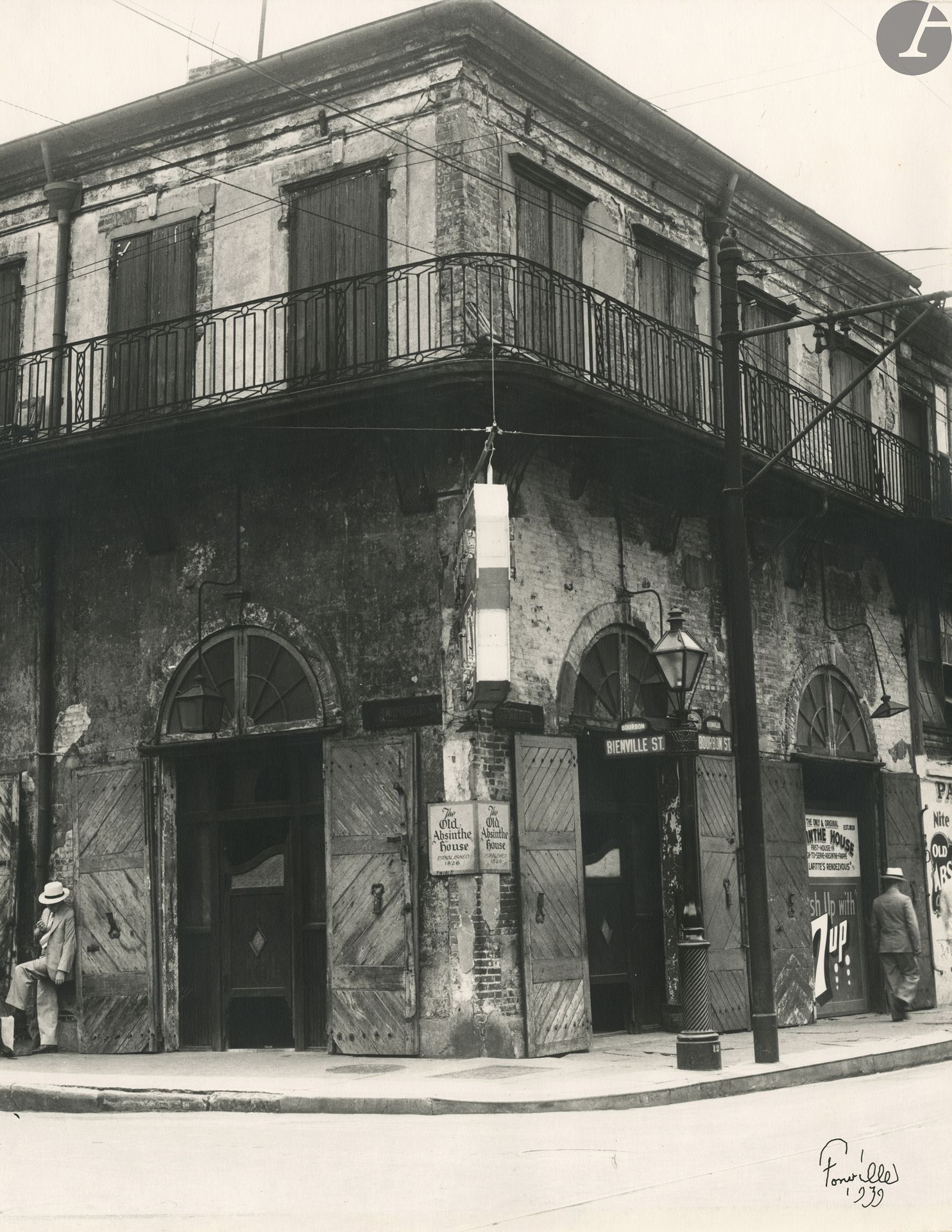 Théodore Fonville Winans (1911-1992)
The old absinthe house. Bienville Street. New Orleans, 1939.
Épreuve argentique (c. 1940-1950), signée et datée à l’encre en bas à droite. Titre et date manuscrits au verso. 
50,5 x 40,5 cm

On joint le livre : Théodore Fonville Winans - Ben Forkner, Cajun. Louisiane années 30, Marval, Paris, 1991. (voir pages 43 et 124).

Theodore Fonville Winans (1911-1992)
The old absinthe house. Bienville Street. New Orleans, 1939.
Gelatin silver print (c. 1940-1950), signed and dated in ink lower right. Handwritten title and date on verso. 
50.5 x 40.5 cm