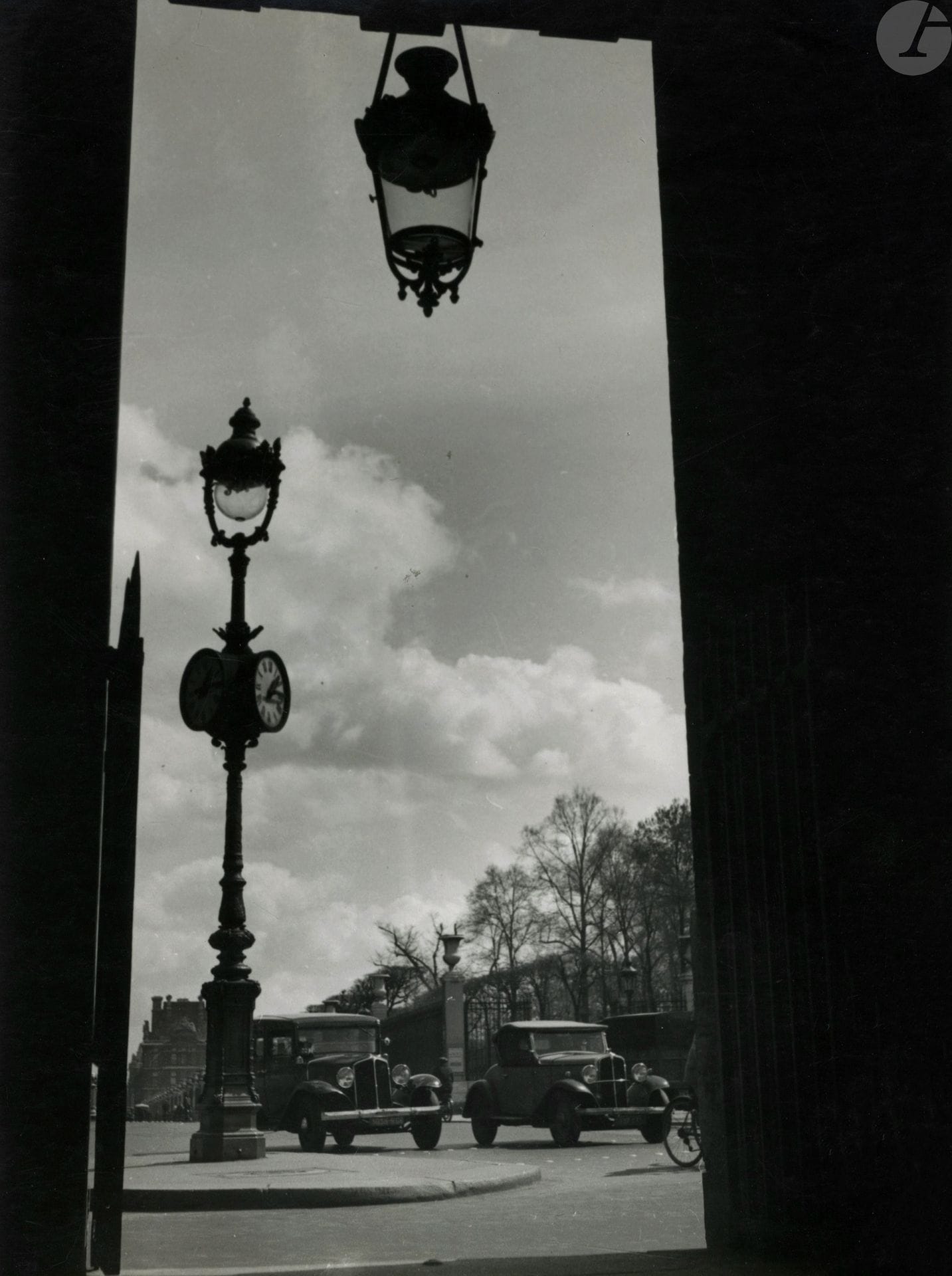 Geza Vandor (1898-1956) 
Rue de Rivoli. Paris, c. 1935. 
Épreuve argentique d’époque. Tampon « Photo Vandor » (2) au verso. 
22,3 x 16,5 cm 

Geza Vandor (1898-1956) 
Rue de Rivoli. Paris, c. 1935. 
Vintage gelatin silver print. "Photo Vandor" stamp (2) on verso. 
22.3 x 16.5 cm