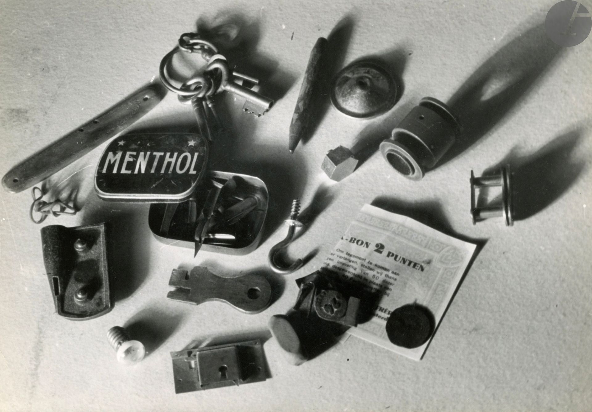 Éva Besnyö (1910-2003)
Photographie publicitaire, c. 1930. 
Qu‘y a-t-il dans les poches d’un garçon ? 
Trois (3) épreuves argentiques d’époque. Légendes manuscrites au crayon en néerlandais, tampon « Foto Éva Besnyö » et tampon de presse aux versos. 
Formats : de 21,5 x 17,3 à 17 x 23,5 cm 

Éva Besnyö (1910-2003)
Advertising photograph, c. 1930. 
What's in a Boy's Pocket? 
Three vintage gelatin silver prints. Handwritten captions in pencil in Dutch, stamp "Foto Éva Besnyö" and press stamp on versos. 
Dimensions: 21.5 x 17.3 to 17 x 23.5 cm
