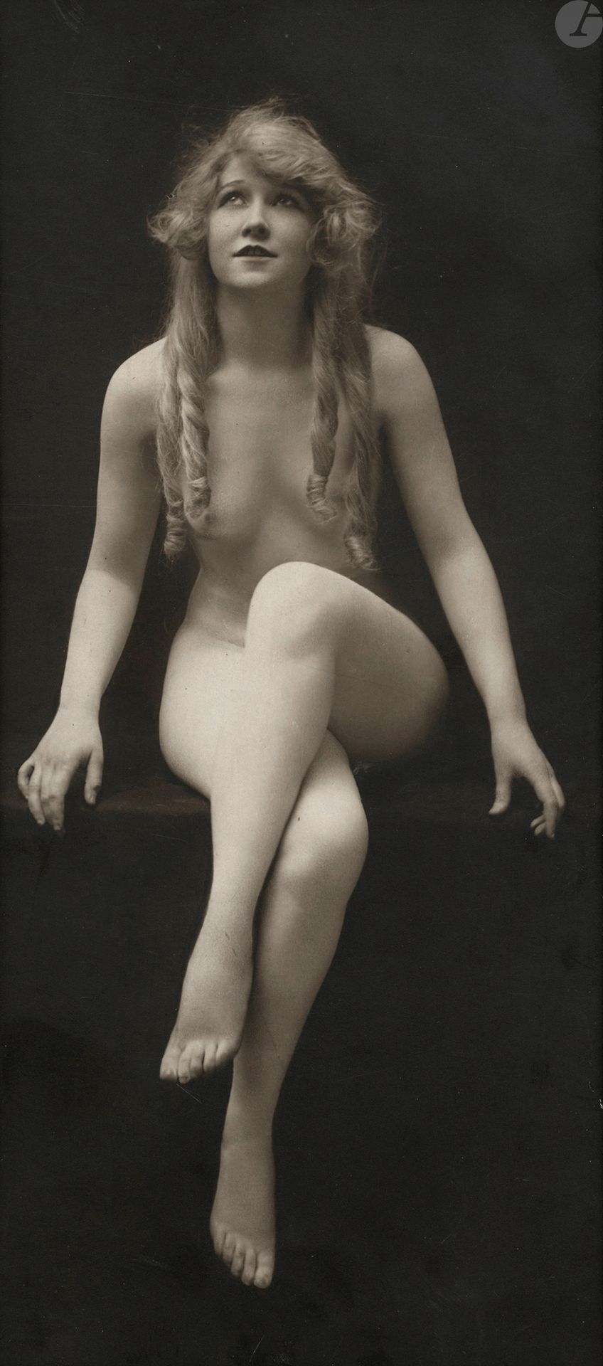 Charles Gilhousen (1867-1929)
Golora [Nu féminin], c. 1915.
Épreuve argentique d’époque, montée sous passe-partout et contrecollée sur carton. 
23 x 10,5 cm 

Charles Gilhousen (1867-1929)
Golora [Female Nude], c. 1915.
Vintage gelatin silver print, mounted on cardboard. 
23 x 10.5 cm