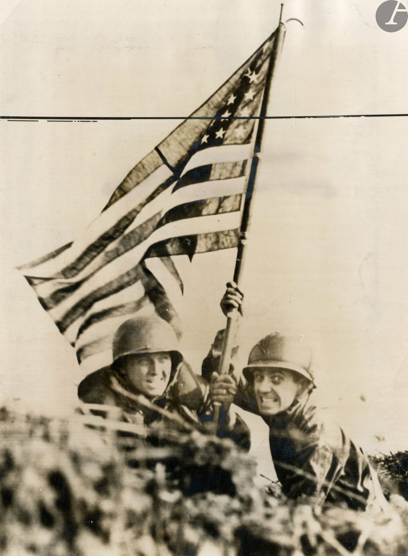 Milton A. Ford (1921-2008)
Les soldats Paul S. O’Neal et Milton F. Thompson plantant le drapeau américain sur l’Île de Guam, 20 juillet 1944. 
Contretype d’époque. Légende, date et crédit tapuscrits sur étiquette, contrecollée au verso. 
22,5 x 16,8 cm 

Milton A. Ford (1921-2008)
Privates Paul S. O'Neal and Milton F. Thompson planting the American flag on the island of Guam, July 20, 1944. 
Vintage contretype. Caption, date and credit typed on label, mounted on verso. 
22.5 x 16.8 cm