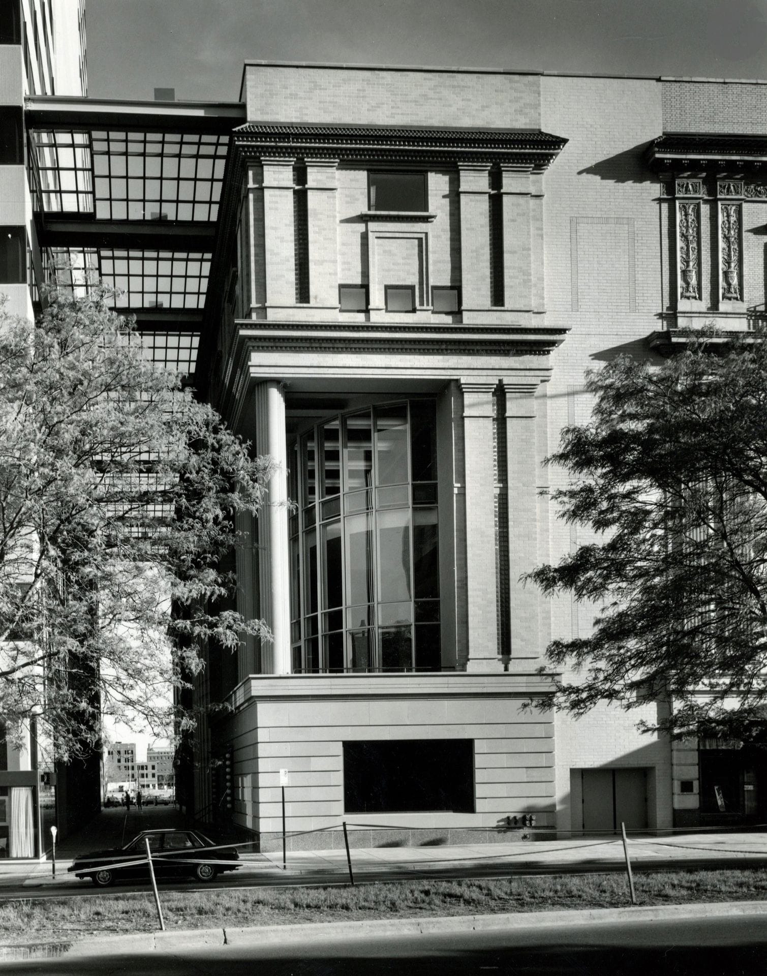 Cervin Robinson (1928) 
Galbreath Pavilion at the Ohio Theater, 1986. 
Épreuve argentique d’époque. Tampon du photographe, légende et crédit du photographe tapuscrits sur étiquette contrecollée au verso. 
25,3 x 20,3 cm avec marges

Cervin Robinson (1928) 
Galbreath Pavilion at the Ohio Theater, 1986. 
Vintage gelatin silver print. Photographer's stamp, caption and credit on label, mounted on verso. 
25.3 x 20.3 cm