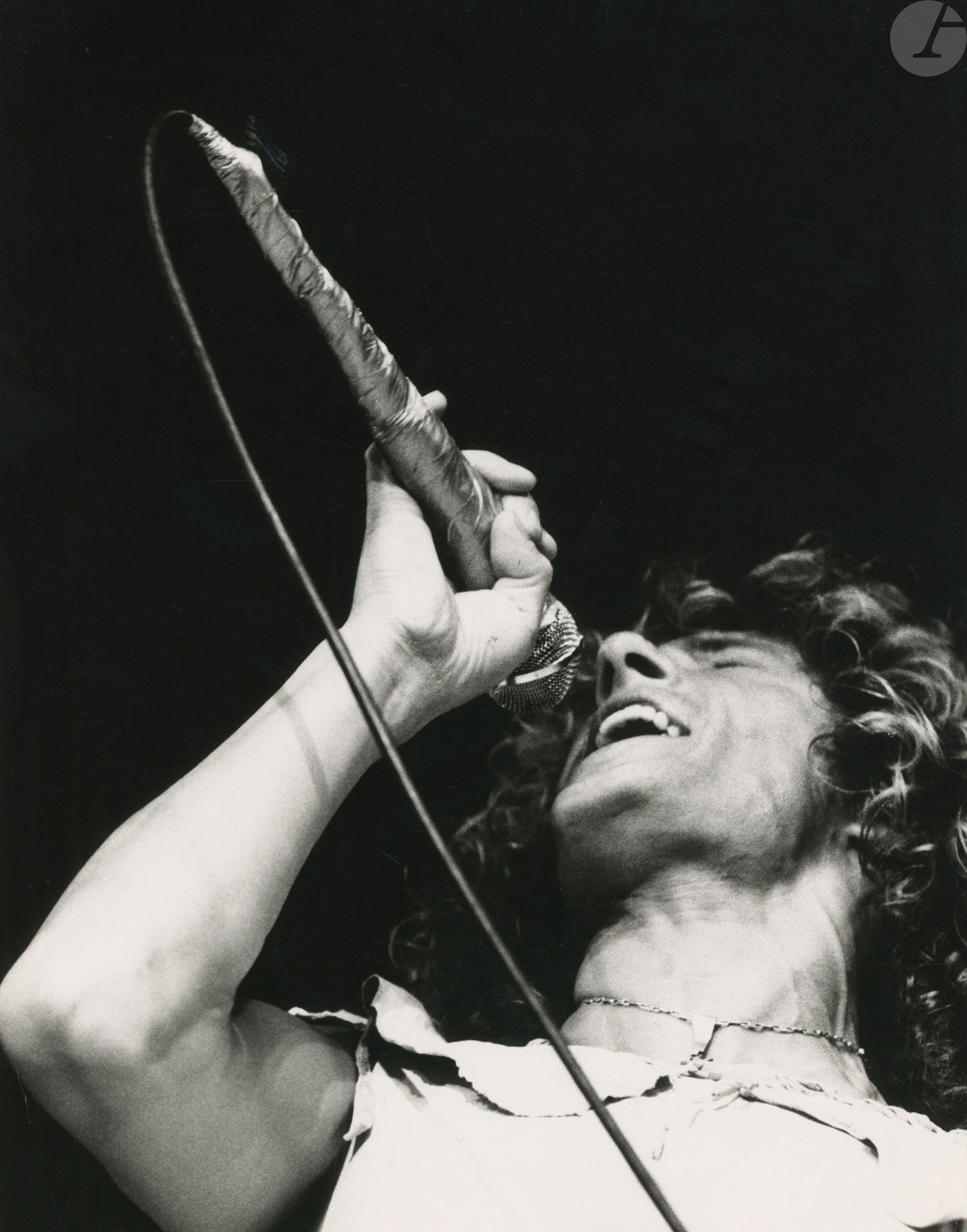 Ken Regan (1940-2012)
Roger Daltrey et The Who en concert, 1974. 
Épreuve argentique d’époque. Tampon de presse, crédit du photographe, annotations manuscrites et date au verso. Cassure.
32,5 x 25,5 cm 

Ken Regan (1940-2012)
Roger Daltrey and The Who in concert, 1974. 
Vintage gelatin silver print. Press stamp, photographer's credit, handwritten annotations and date on verso.
32,5 x 25,5 cm