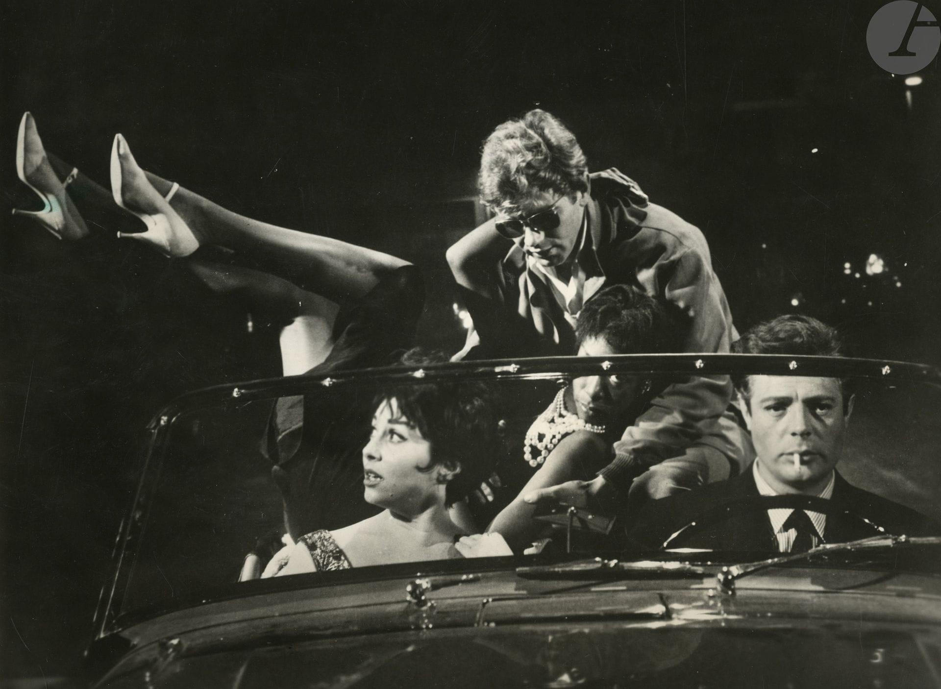 Pierluigi Praturlon (1924-1999)
Marcello Mastroianni dans La Dolce Vita de Federico Fellini, 1960. 
Épreuve argentique d’époque. Nombreux tampons de presse, tampon du photographe, annotations manuscrites et date au verso.
18 x 24,4 cm 

Pierluigi Praturlon (1924-1999)
Marcello Mastroianni in La Dolce Vita by Federico Fellini, 1960. 
Vintage gelatin silver print. Several press stamps, photographer's stamp, handwritten annotations and date on verso.
18 x 24,4 cm