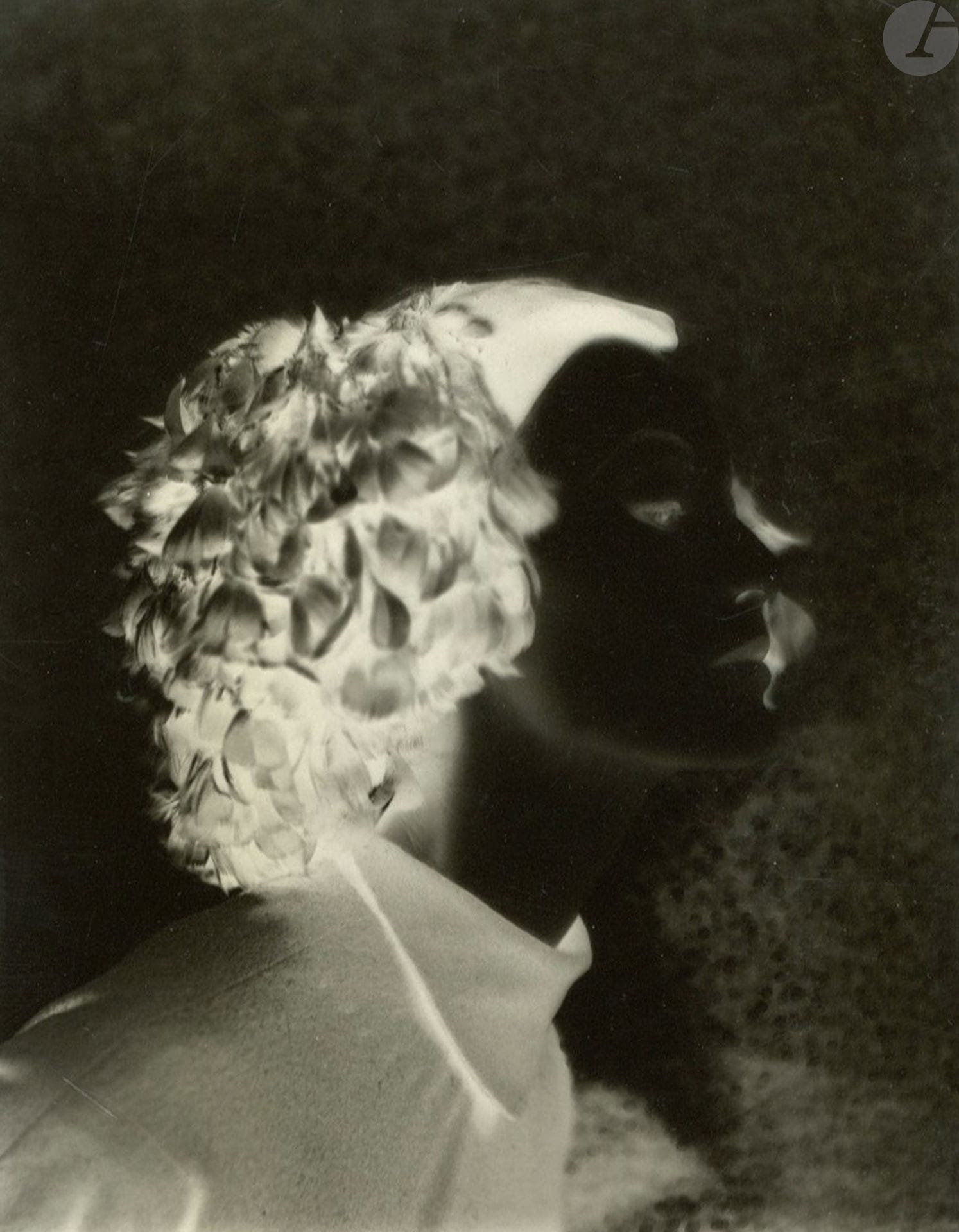 Louise Dahl Wolfe (1895-1989)
Mary Jane Russell. Paris, 1951. 
Négatif gélatino-argentique Kodak d’époque dans son enveloppe originale au nom de la photographe. 
11,3 x 8,2 cm 

Louise Dahl Wolfe (1895-1989)
Mary Jane Russell. Paris, 1951. 
Vintage Kodak gelatin silver negative in its original envelope with the photographer's name. 
11.3 x 8.2 cm