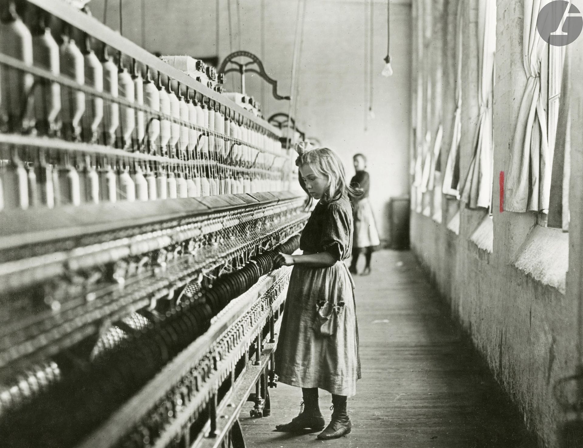 Lewis Hine (1874-1940)
Child in Carolina Cotton Mill, 1908. 
Épreuve argentique (1959). Indications de recadrage en rouge sur le tirage. Crédit du photographe, titre, date de prise de vue, date de tirage, annotations manuscrites et étiquette de collection au verso. 
Image : 18,5 x 23,5 cm 
Feuille : 20,5 x 25,5 cm 

Formé en sociologie à l’université de Chicago, Lewis Hine débute en 1908 sa collaboration avec le National Child Labor Commitee (NCLC). Il produit dans ce cadre un corpus important d’images rendant compte des conditions de travail des enfants, notamment dans les manufactures de coton de la côte est américaine. Son travail témoigne du pouvoir politique de la photographie, de sa capacité à informer certes, mais surtout de donner à voir pour sensibiliser et convaincre. Ces photographies participent directement d’une prise de conscience politique qui aboutit à la fin des années 1910 à la prohibition du travail infantil.

Gabriel Moulin (1872-1945)
Redwood trees. California, c. 1898. 
Three vintage gelatin silver prints. Stamps "Gabriel Moulin" on versos. 
Dimensions : from 20,7 x 15,6 to 24,2 x 19,5 cm
