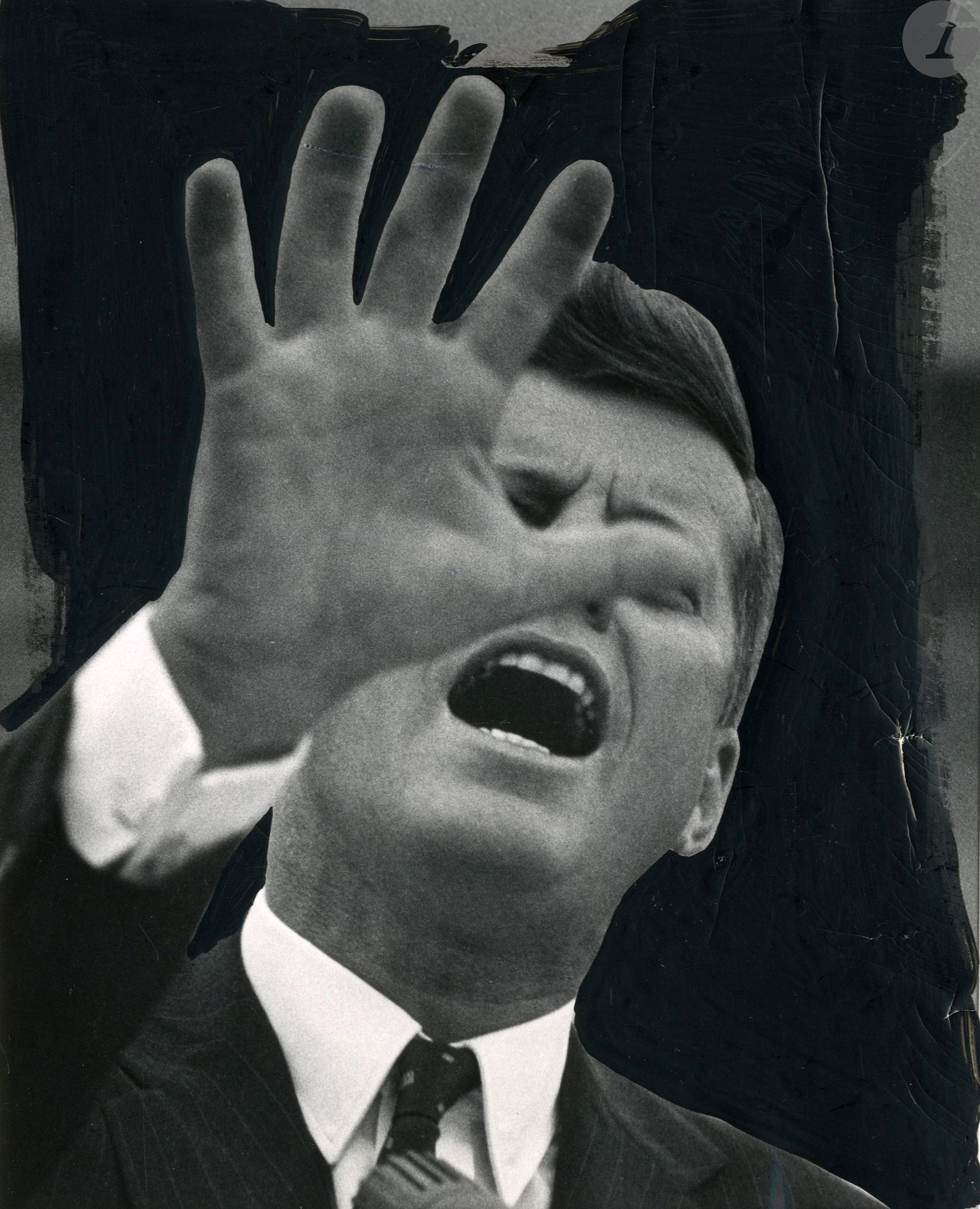Tony Spina (1914-1995)
John Fitzgerald Kennedy, 1960.
Trois (3) épreuves argentiques (c. 1968-1986), dont deux rehaussées à la gouache pour publication. Tampon « Photo by Tony Spina », annotations manuscrites aux versos.
Formats : de 25,5 x 20,5 à 27 x 27 cm avec marges

Tony Spina (1914-1995)
John Fitzgerald Kennedy, 1960.
Three gelatin silver prints (c. 1968-1986), two of them enhanced with gouache for publication. Stamped "Photo by Tony Spina", handwritten annotations on versos.
Dimensions: from 25.5 x 20.5 to 27 x 27 cm with margins