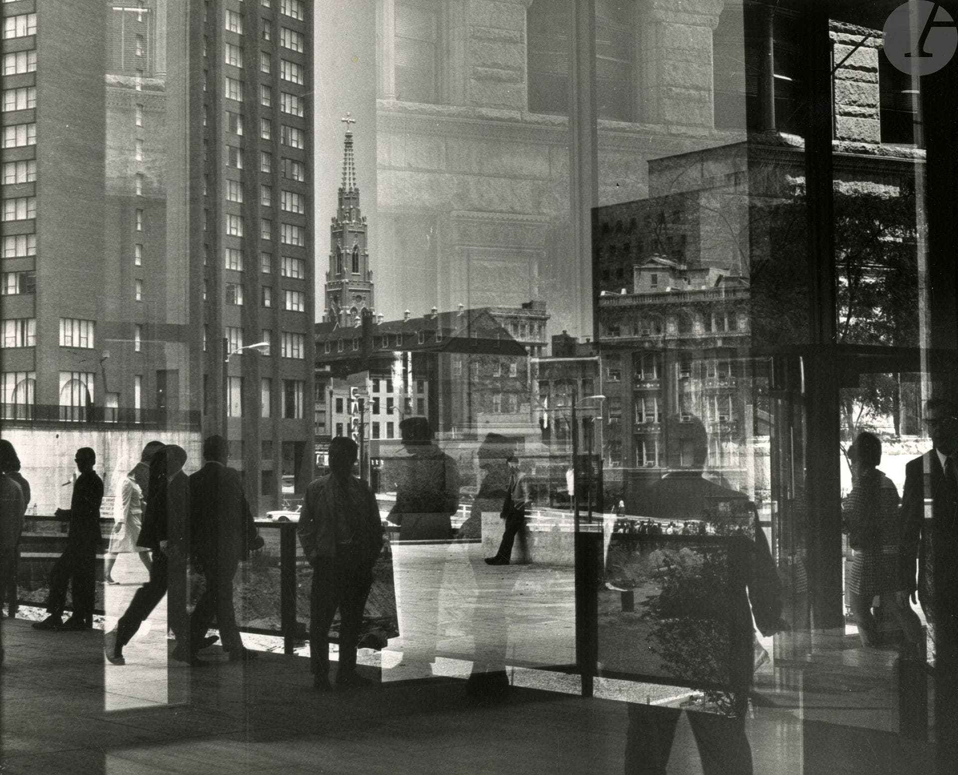 A. Aubrey Bodine (1906-1970)
États-Unis, 1949-1969. 
Ocean City floods, Maryland. Reflections, Charles Center, Baltimore. Gath of Gapland. Wye Oak. Green Hill Church. East Pratt Street, Baltimore. 
Six (6) épreuves argentiques d’époque. Tampon du photographe, tampons de presse, légendes tapuscrites, annotations, dates et étiquettes tapuscrites aux versos. Indications de recadrage sur quelques tirages. 
Formats : de 20,5 x 25,3 à 35,5 x 28,5 cm avec marges 

A. Aubrey Bodine (1906-1970)
United States, 1949-1969. 
Ocean City floods, Maryland. Reflections, Charles Center, Baltimore. Gath of Gapland. Wye Oak. Green Hill Church. East Pratt Street, Baltimore. 
Six vintage gelatin silver prints. Photographer's stamp, press stamps, typed captions, annotations, dates and typed labels on versos.  Cropping marks on some prints. 
Dimensions: from 20.5 x 25.3 to 35.5 x 28.5 cm