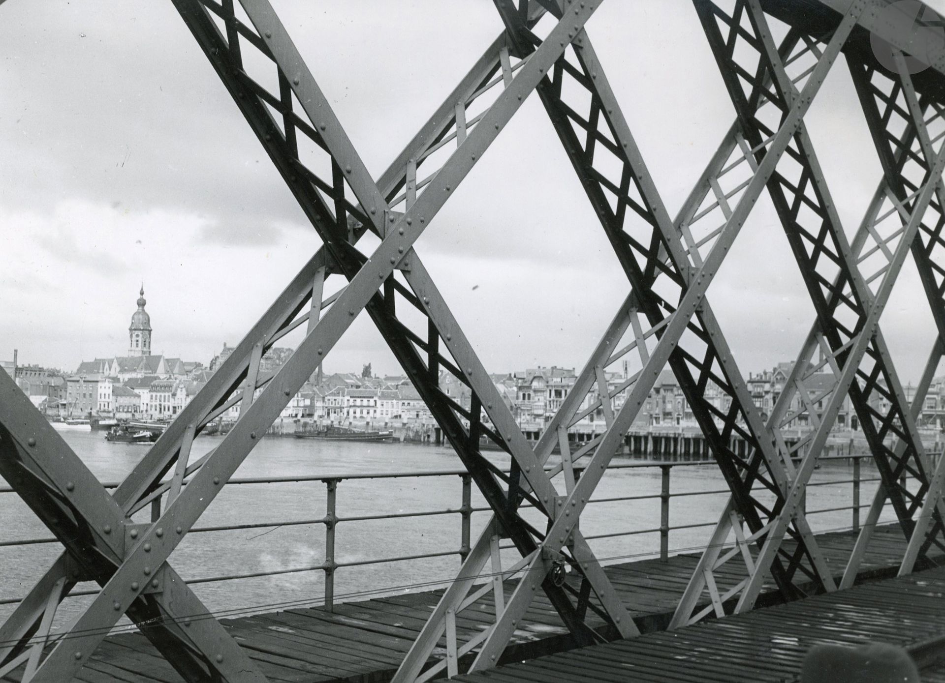 Victor Guidalevitch (1892-1962) 
Anvers, c. 1930. 
Pont métallique. Grue. 
Quatre (4) épreuves argentiques d’époque. Tampon du photographe aux versos. 
24 x 18 et 18 x 24 cm avec marges 

Victor Guidalevitch (1892-1962) 
Antwerp, c. 1930. 
Metal bridge. Crane. 
Four vintage gelatin silver prints. Photographer's stamp on versos. 
24 x 18 and 18 x 24 cm