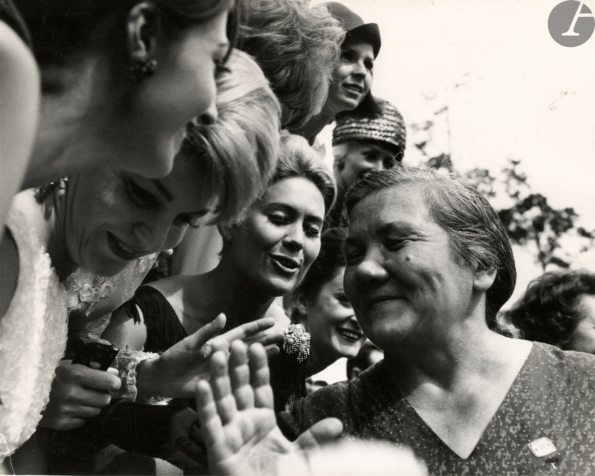 Jesper Hom (1931-2000)
Nina Khrouchtchev à Paris, 1961.
Épreuve argentique d’époque. Tampon « © Jesper Hom »,  tampon de presse, date et annotations manuscrites au verso.
25 x 29,7 cm

Jesper Hom (1931-2000)
Nina Khrushchev in Paris, 1961.
Vintage gelatin silver print. Stamp "© Jesper Hom", press stamp, date and handwritten annotations on verso.
25 x 29,7 cm