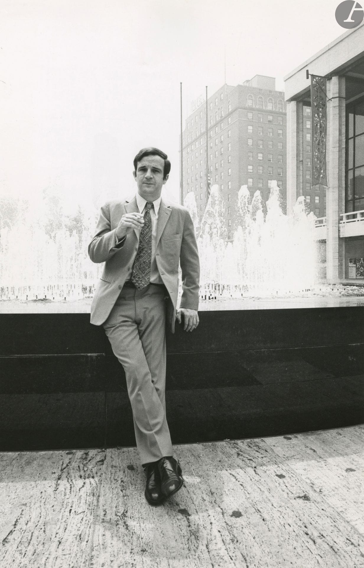 Ken Regan (1914-2012)
François Truffaut, c. 1960.
Épreuve argentique d’époque. Tampon du photographe et annotations manuscrites au verso.
35,5 x 23,3 cm

Ken Regan (1914-2012)
François Truffaut, c. 1960.
Vintage gelatin silver print, stamped, annotated on verso.
35.5 x 23.3 cm