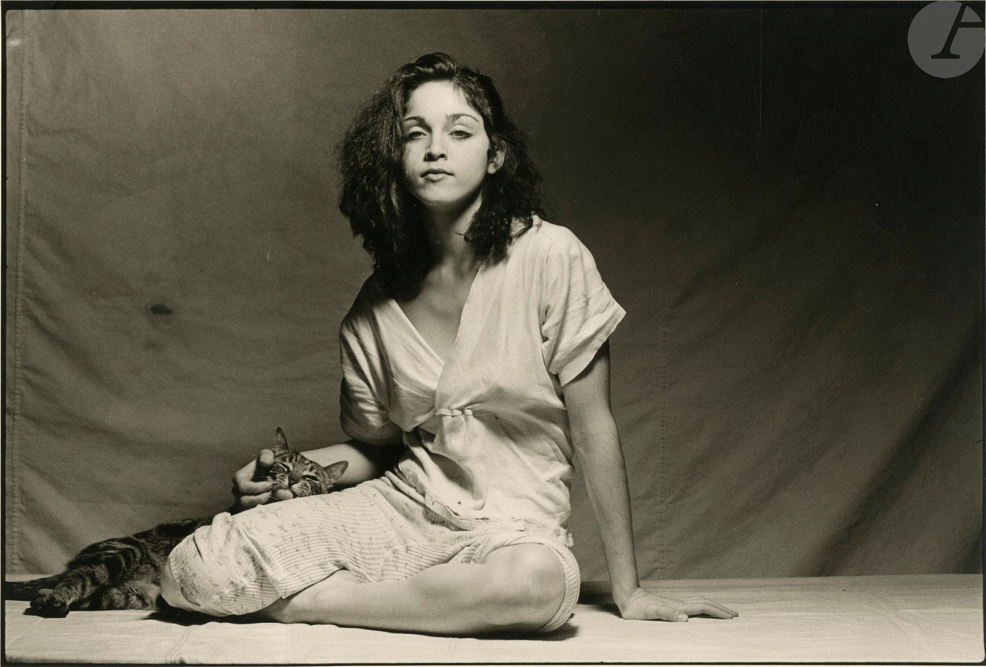 Martin Schreiber (1924-2005)
Série Madonna Nude [Madonna with cat], 1979.
Épreuve argentique d’époque. Tampon d’éditeur et annotation manuscrites au verso. Quelques accidents.
Image : 16,2 x 23,8 cm
Feuille : 20,2 x 25,4 cm

On joint le livre : Martin Schreiber, Madonna, Nudes 1979, Taschen, Berlin, 1990.

Martin Schreiber (1924-2005)
Series Madonna Nude [Madonna with cat], 1979.
Vintage gelatin silver print. Publisher's stamp and handwritten annotation on verso.
Image : 16,2 x 23,8 cm
Paper : 20,2 x 25,4 cm