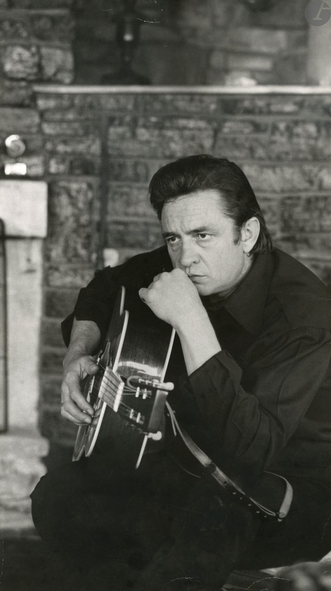 Ken Regan (1940-2012)
Johnny Cash chez lui, mai 1970. 
Épreuve argentique d’époque. Tampon de presse, crédit du photographe et annotations manuscrites au verso. Quelques cassures.  
34 x 19,5 cm

Ken Regan (1940-2012)
Johnny Cash at home, May 1970. 
Vintage gelatin silver print. Press stamp, photographer's credit and handwritten annotations on verso. 
34 x 19.5 cm