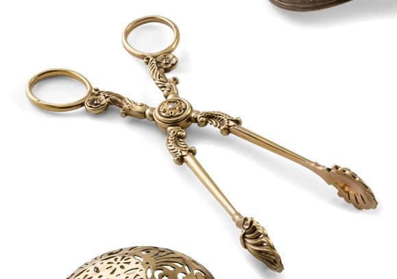 PARIS 1819 - 1838
Sugar tongs in vermeil representing a pair of scissors, the ends in openwork shells, the central part enhanced with a flower above the grip rings. The arms are decorated with foliage.
No goldsmith
Weight : 64 g - length : 16 cm