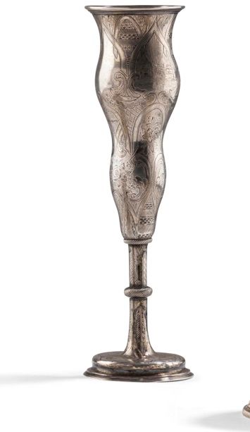 
SAINT-PETERSBOURG 1846



Haut gobelet sur pied en argent gravé. Corps de forme balustre à double panse à décor gravé en partie haute de deux vues de village encadrant une fleur, avec une réserve vierge et en partie basse, de fleurs. Le pied est également gravé de deux vues de villages alternées avec deux fleurs. Le corps est relié au pied par un fût gravé à nœud strié. 



Poinçons : 84, Saint-Pétersbourg 1846, essayeur « Д•Т » (Dmitry Ilitch Tverskoy) et orfèvre FWST » (Olof Fredrik Wennerström)



Poids : 166 g - hauteur : 28 cm - diamètre au col : 7,6 cm



  Серебряный кубок на высокой ножке. Санкт-Петербург, 1846 г.

 Клейма : 84, Санкт-Петербург 1846, пробирного мастера "Д•Т" (Дмитрий Ильич Тверской) и мастера FWST" (Олоф Фредерик Веннерстрем [Olof Fredrik Wennerström])

 Высота : 8 см ; Диаметр горлышка : 7,6 см ; Вес : 166 г


