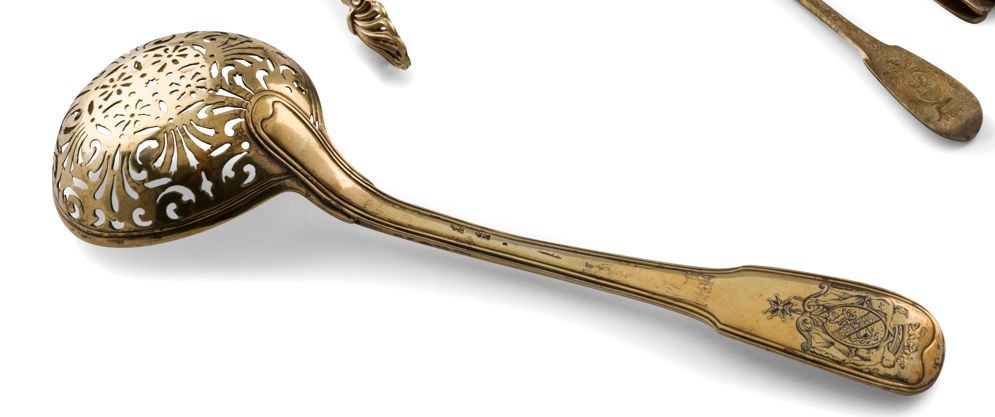 STRASBOURG 1760
Pair of sugar spoons, one in silver, the second in vermeil. Model with net, the spatula engraved with a coat of arms surmounted by a crown of marquis and the order of St. Louis. The spoon is pierced with a symmetrical decoration of shell, flowers and scrolls starting from a small central star for both.
Master goldsmith : attributed to IMLIN III, received in 1747
Weight of both : 185 g