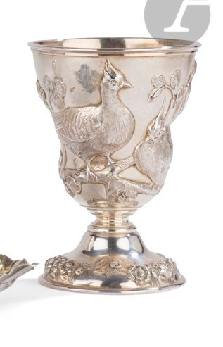 LONDRES 1856
Gobelet sur pied en argent, l’intérieur en vermeil. Le piédouche est repoussé de motifs fleuris et la coupe de trois grands oiseaux huppés posés sur un décor de branchages feuillagés.
Orfèvre : attribué à Robert HENNELL II
Poids : 161 g - hauteur : 11,4 cm