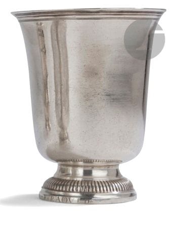 PARIS 1757 - 1758
Timbale tulipe en argent uni reposant sur un piédouche godronné gravé en bordure du pied : F. RAOVLD.
Maître orfèvre : Jean DEBRIE, reçu en 1725
Poids : 180 g - hauteur : 10,2 cm