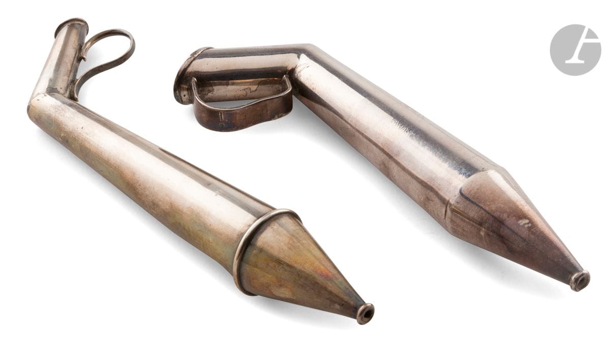 FRANCE XIXe SIÈCLE
Deux pipettes à vin, l’une en argent poinçonnée minerve, la seconde en métal argenté.
Poids : 69 g
