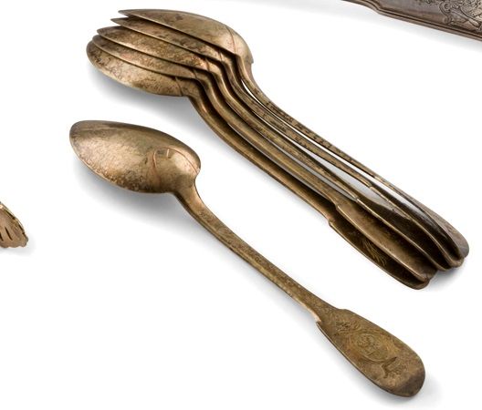 FRANCE CIRCA 1840
Ensemble de six cuillers à café en vermeil, modèle uniplat, gravé d’armoiries surmontées d’une couronne de marquis sur la spatule. 
Poinçon d’orfèvre : FDN inspiré du poinçon de François Dominique NAUDIN
Poids : 129 g
Poinçon : poinçonnés au sanglier, pas de poinçon de garantie, uniquement le poinçon d’orfèvre