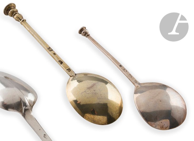 LONDON 1656 and 1594 - 1624
Two spoons "seal top spoon" one in vermeil with a rectangular handle, the second in silver with a flat handle, the end decorated with a baluster.
Weight : 97 g - length : 18 cm and 15,2 cm