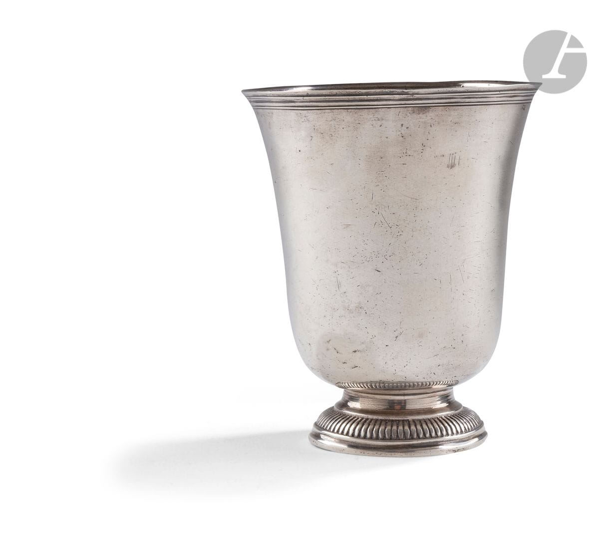 PARIS 1748 - 1749
Timbale tulipe en argent uni, le piédouche repoussé de godrons.
Maître orfèvre : Claude CHARVET, reçu en 1728
Poids : 173 g - hauteur : 11,4 cm
État : piédouche à redresser