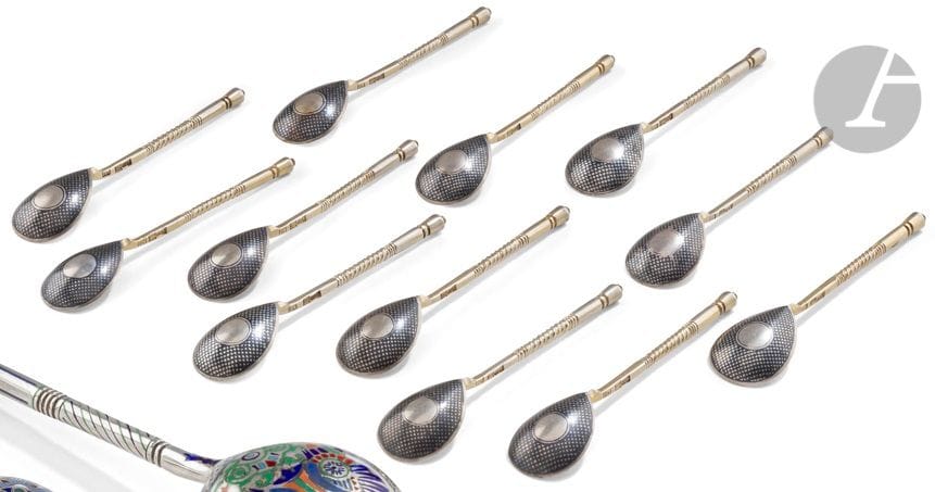 
MOSCOU 1875



Douze cuillères à moka en vermeil, le dos du cuilleron niellé à décor de damier encadrant une réserve circulaire, la tige torsadée. 



Poinçons : 84, Moscou, 1875, essayeur « В•С » (Viktor Vassilievitch Savinsky) et orfèvre « ПМ » (Petr Pavlovitch Milioukov)



Poids : 163 g - longueur : 10,5 cm



12 серебряных кофейных ложек. Москва, 1875 г.

 Серебро, позолота, чернь.

 Клейма : 84, Москва, 1875, пробирного мастера "В•С" (Виктор Васильевич Савинский) и мастера "ПМ" (Петр Павлович Милюков)

 Длина : 10,5 см ; Вес : 163 г

