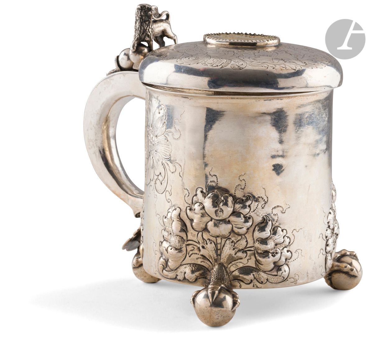
NORVEGE VILLE DE BERGEN 1812 - 1821



Chope et son couvercle à charnière en argent tripode, les pieds figurant des griffes maintenant une sphère. Les attaches prolongées d’un décor repoussé et gravé de fleurs et leur feuillage en rappel sur le couvercle. Ce dernier reçoit en son centre une pièce norvégienne d’un spiecedaler en argent (postérieurement dorée) de Christian IV roi du Danemark et de Norvège de 1640. L’anse à deux points d’accroche à enroulement prolonge la griffe de l’un des pieds terminée par un écusson découpé. La prise de pouce figure un lion dont la patte avant droite repose sur une sphère. 



Maître orfèvre : Peter Mickael BLYTT



Poids : 614 g - hauteur : 16,7 cm
