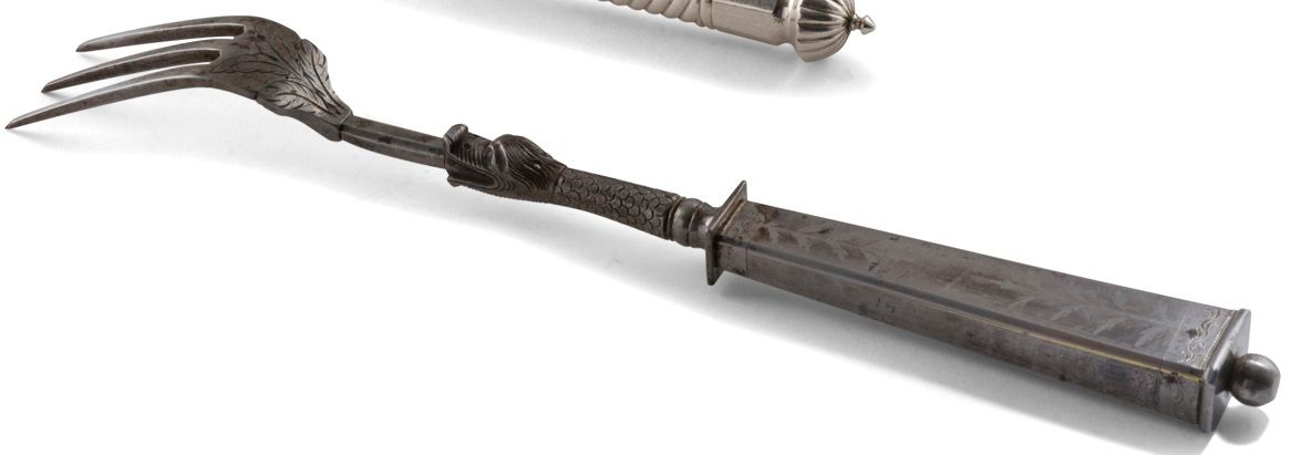 FRANCE OU EUROPE ORIENTALE XIXe SIÈCLE
Fourchette de service à trois dents en acier. Le manche trapézoïdal terminé par une boule est gravé d’un motif feuillagé sur toute la hauteur (usure). La tige du fourchon se fiche dans un engoulant à écailles prolongé par le manche de la fourchette à six pans. 
Longueur : 30 cm