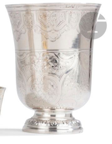 MEAUX 1750 - 1758
Timbale tulipe en argent reposant sur un piédouche repoussé d’oves et d’entrelacs, gravé M.L.T 1767. Le corps est gravé sur deux registres séparés de deux rangs de doubles filets, en partie basse de draperies et de fleurs sur fond amati dans des enroulements en rappel sur la bordure supérieure.
Maître orfèvre : Jean BRISSOT, reçu à BRAY en 1744, transféré à Meaux en 1745
Poids : 148 g - hauteur : 11,3 cm
État : ancienne réparation en bordure
