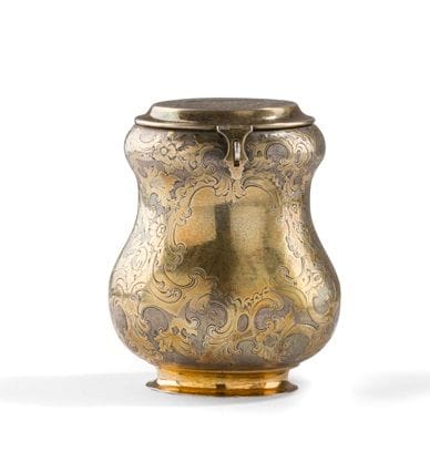 
SAINT-PETERSBOURG 1849



Tirelire en vermeil gravé. 



Le corps de forme balustre à couvercle à charnière avec une fente pour les pièces et fermoir à cadenas (non conservé). Il est entièrement gravé de rinceaux sur un fond en argent amati, de même que le dessus du couvercle. L’intérieur a conservé l’intégralité de sa garniture en peau couleur bordeaux. Le tout repose sur un petit piédouche annulaire.



 Poinçons : 84, Saint-Pétersbourg 1849, essayeur « Д•Т » (Dmitry Ilitch Tverskoy) et orfèvre « EF » (Ernst Fock)



Poids brut : 221 g - hauteur : 9,9 cm - diamètre à la panse : 8,1 cm



  Позолоченная серебряная копилка. Санкт-Петербург, 1849 г.

 Тулово в форме балясины с крышкой на шарнире; полностью гравирован растительным узором. Внутри сохранился кожаный футляр.

 Клейма : 84, Санкт-Петербург 1849, пробирного мастера "Д•Т" (Дмитрий Ильич Тверской) и мастера "EF" (Эрнст Фок [Ernst Fock])

 Высота : 9,9 см ; Диаметр : 8,1 см ; Вес : 221 г

  
