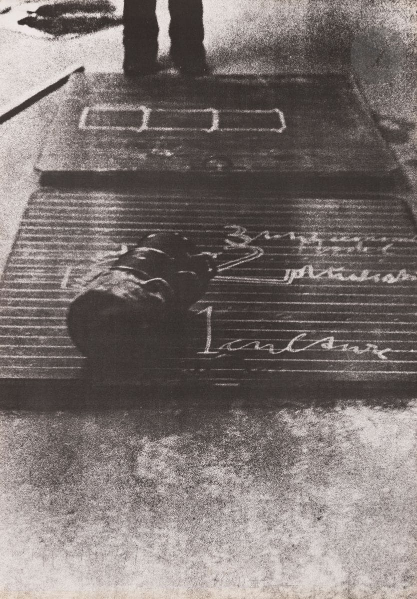 Joseph Beuys (allemand, 1921-1986)
In Kopf und Topf (En tête et en pot). 1978. 
Sérigraphie. 100 x 70 cm.
Bonne épreuve sur vélin blanc fort, titrée, signée au crayon, l’une des 30 numérotées en chiffres romains. Petits accidents et traces de manipulation aux bords du feuillet. Tirage définitif à 160 épreuves.