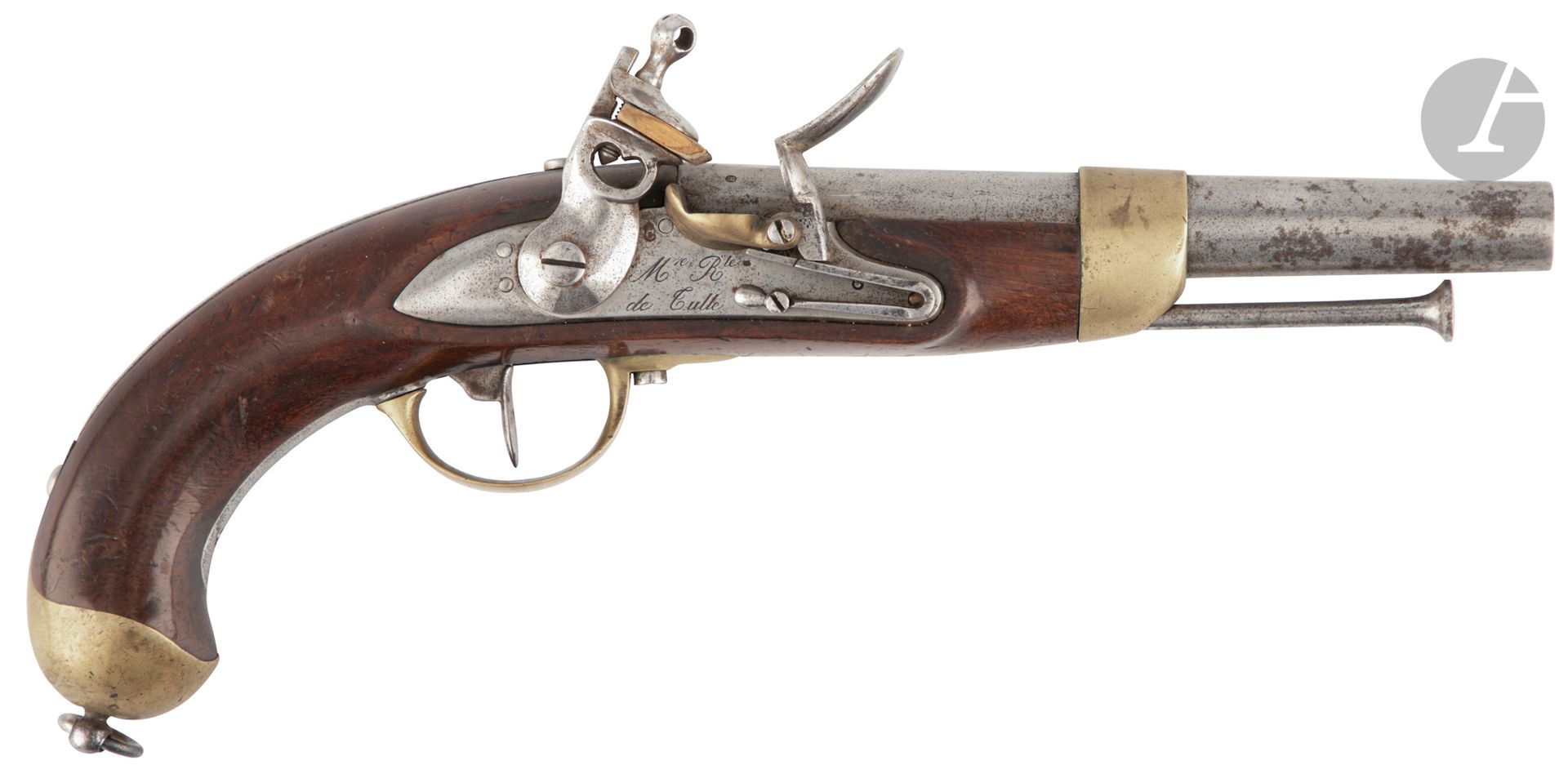 Flintlock pommel gun model 1816, troop. 

Round barrel with sides with the thunder dated 1818 struck "730". Breechblock engraved "Mle 1816". Lock engraved "Mre Rle de Tulle" and round body hammer. 

Bassinet and trimmings punched out of brass. Cap with ring. Varnished walnut stock, iron ramrod.

B.E 

Length of the barrel: 19,4 cm Overall length: 34,2 cm