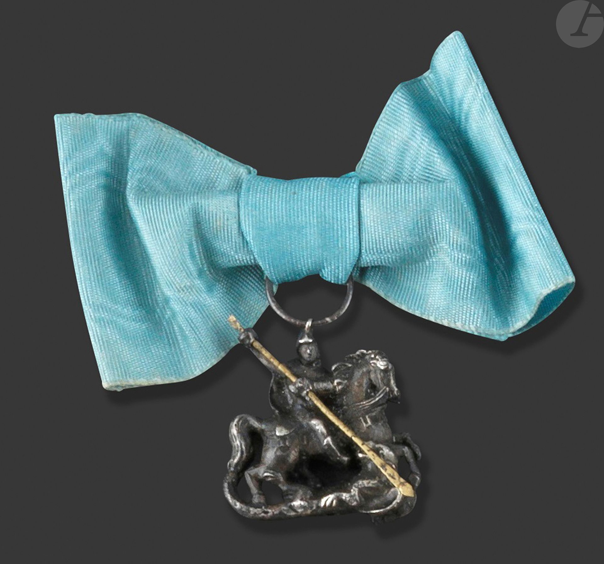 ORDRE DE SAINT GEORGES

Insigne de dame en ronde bosse, en argent et vermeil. Ruban moiré bleu ciel.

20 x 24 mm

Poids brut : 10 g

T.T.B. Deuxième partie du XIXe siècle.