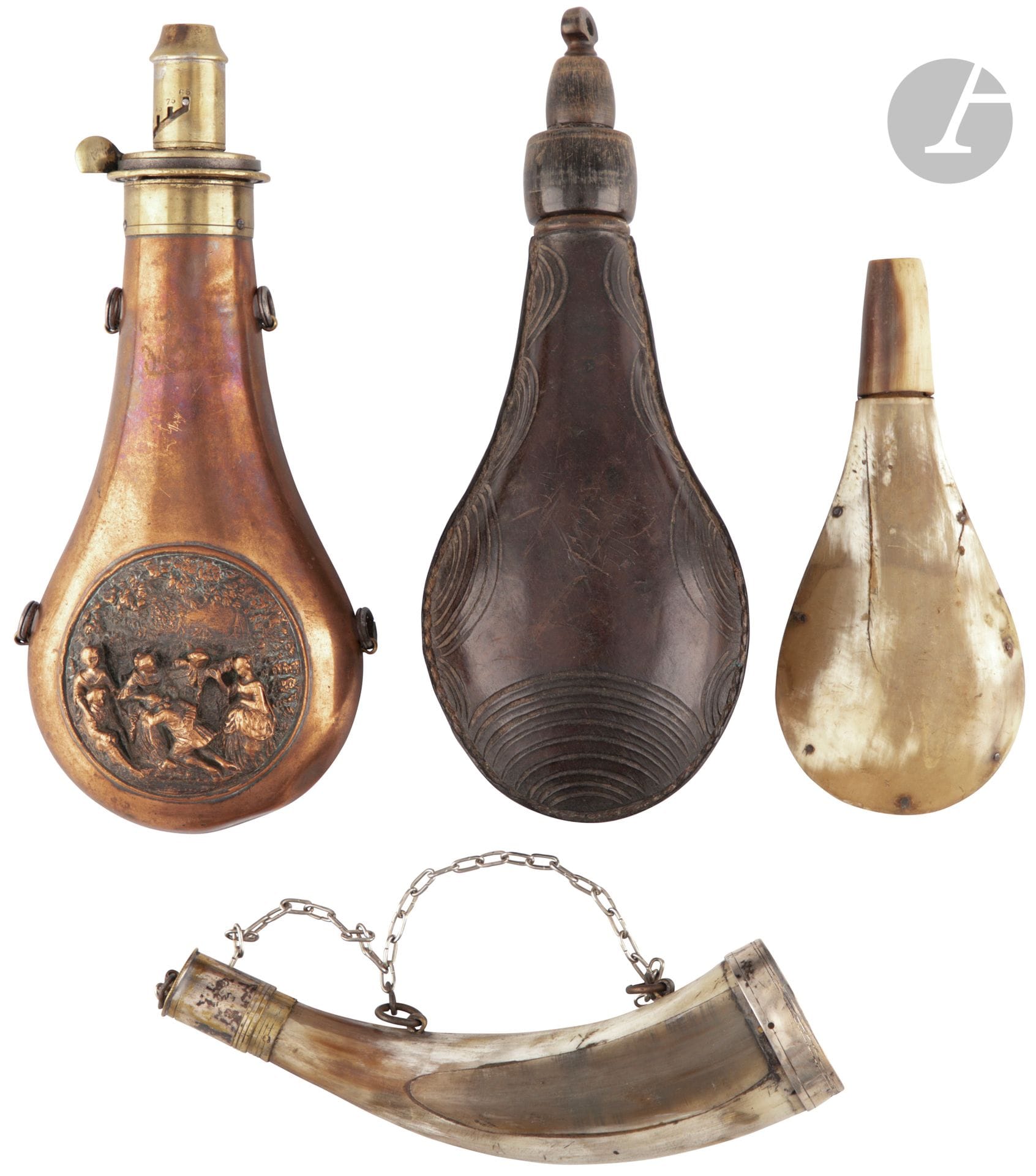 Lot of two powder flasks: 

- In red copper with brass measuring spout, with four suspension rings, body decorated with a medallion representing a country scene,

- A powder flask in engraved leather and horn spout,

We joined 2 powder horns in clear horn, one of which has a beak and silver plated brass fittings.
