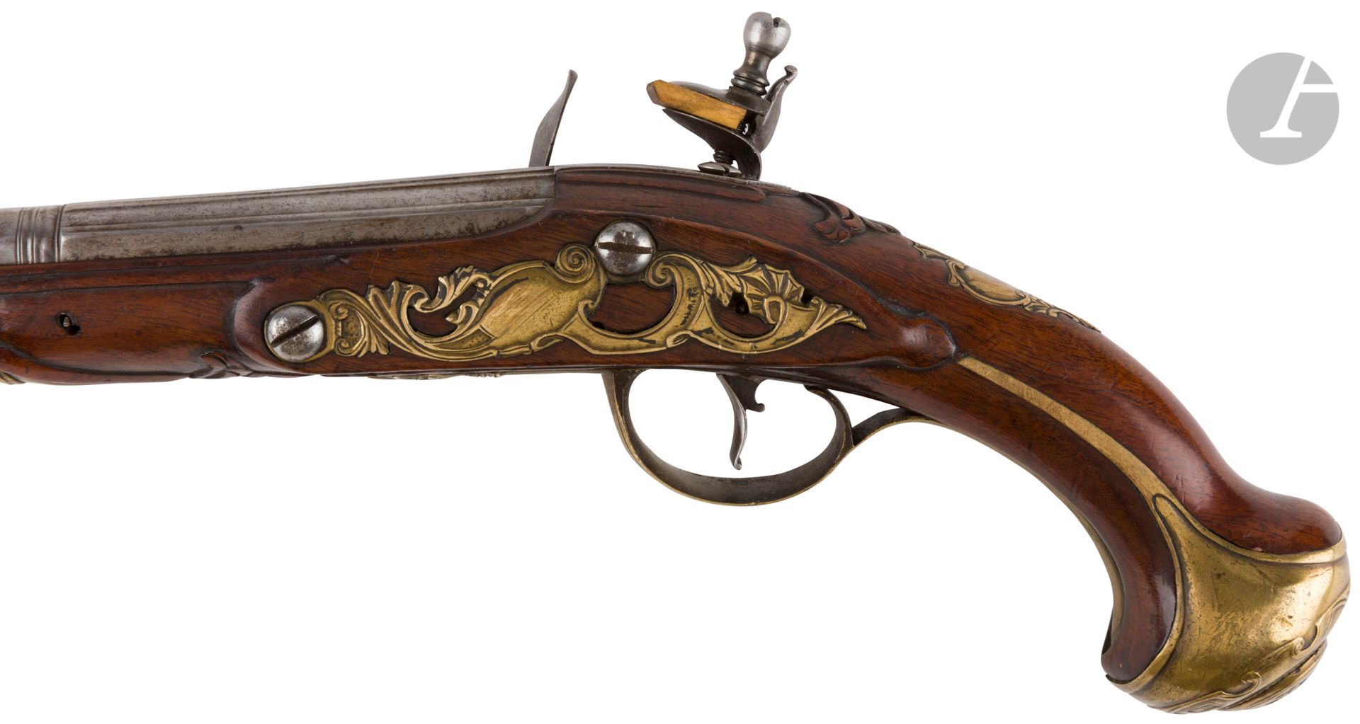 Pistolet d arçon à silex d officier. 

Canon rond légèrement tromblonné à la bouche à pans rainurés au tonnerre. 

Platine signée « L Iova » dans une banderole et chien col de cygne à corps rond, bassinet rond en fer. 

Garnitures en laiton découpé, gravé et ciselé à décors de rinceaux et urnes enflammée, pièce de pouce. 

Crosse en noyer en partie sculpté, baguette en bois.

B.E. vers 1730-1750.

Longueur du canon : 25 cm   Longueur totale : 35,2 cm