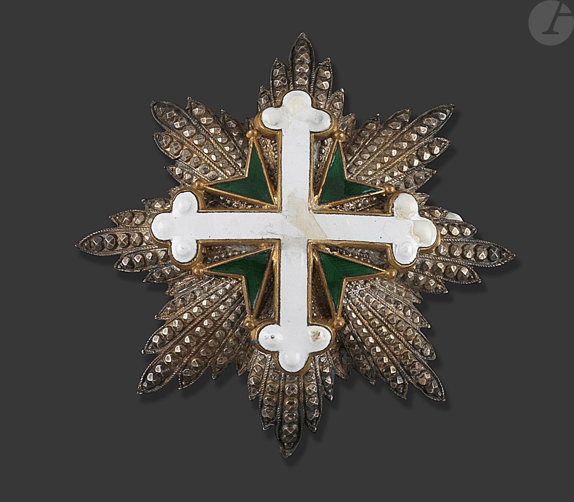 
ITALIE




ORDRE DE SAINT MAURICE ET LAZARE




Plaque de grand-croix en métal argenté, laiton doré et émail (restaurations)




Revers à attache basculante et deux crochets.




81 mm - Poids brut : 52 g




T.B.
