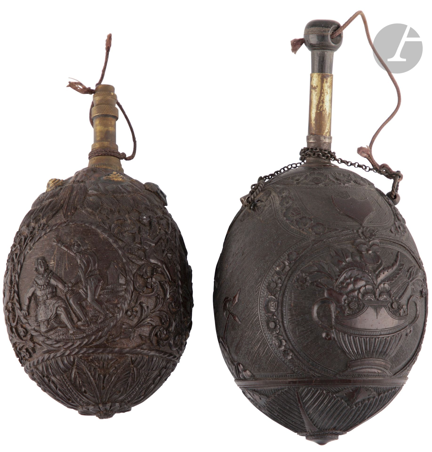 Lot of ten powder flasks 

in red copper, decorated with hunting scenes and animals, with brass spouts. XIXth century.