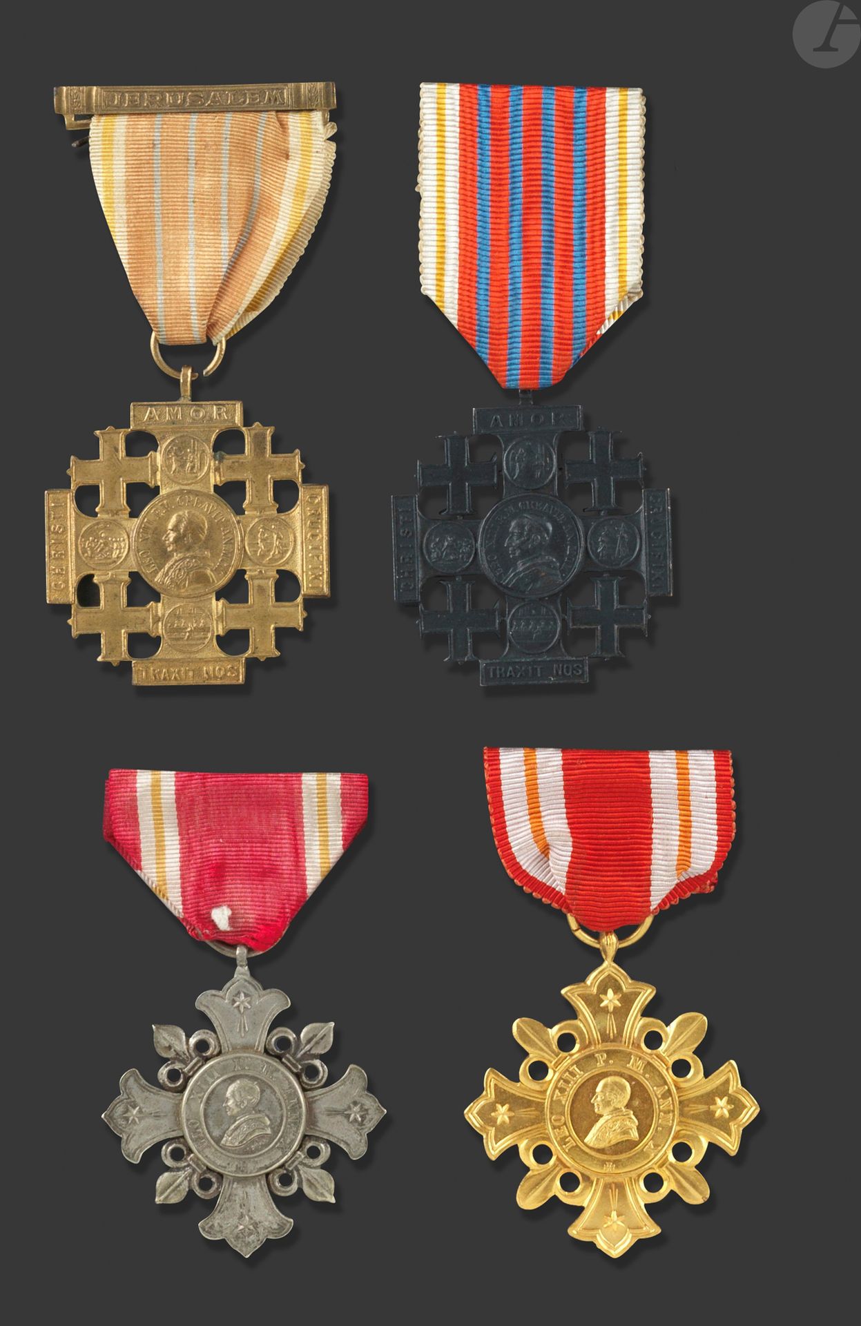 VATICAN

- Deux croix et deux médailles.

- Deux croix des pèlerins en terre sainte.

- Croix en bronze doré. Ruban à agrafe Jérusalem. Début du XXe siècle. 43 mm

- Croix en bronze patiné noir. Ruban. 43 mm



Deux médailles « Pro Ecclesia et pontifice ».

- Croix de classe argent. En métal argenté. Ruban. 42 mm

- Croix de classe or. En laiton doré. Ruban. 45 mm

SUP.