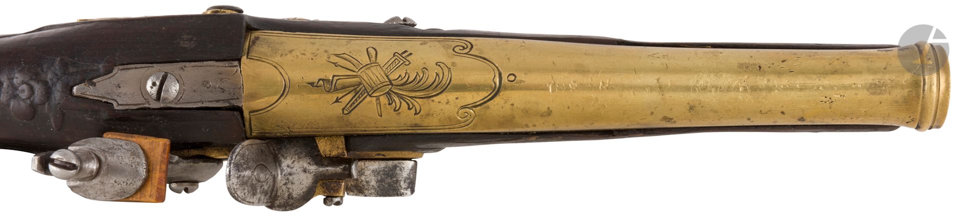 Pistolet à silex d officier de marine. 

Canon rond en bronze tromblonné et à bourrelet à la bouche, gravé de trophées au tonnerre. Platine en laiton signée « Cassaignard à Nantes ». Garnitures en laiton découpé gravées et ciselées au trait. Baguette en fanon a embout laiton.

Epoque Directoire, Consulat.

Dans l état. Réparation et entûre au fût, manques par endroits à la crosse ; chien, un des portes-baguette et vis de platine postérieure.

Longueur du canon : 18,4 cm   Longueur totale : 32 cm
