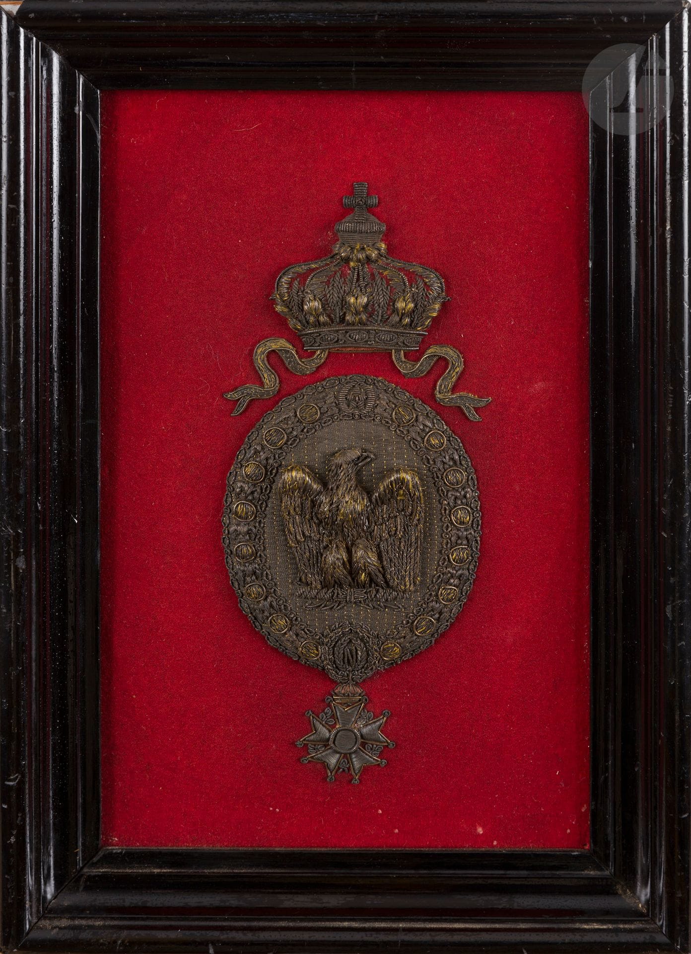 Belle broderie d ornement de schabraque de la famille impériale.

Motif aux grandes armes impériales sous couronne du Second Empire.

En fort relief, en fils d or.

Présentée sur fond de drap écarlate.

Cadre en bois verni.

Hauteur : 20 cm

B.E.



Provenance :

Provient de la famille de Bourgoin, écuyer de Sa Majesté l Empereur, achetée dans la famille de Pierre Lyautey, parent de la famille Bourgoin.

Il sera délivré une copie d un certificat de Charles Marchal attestant de la provenance de l objet.