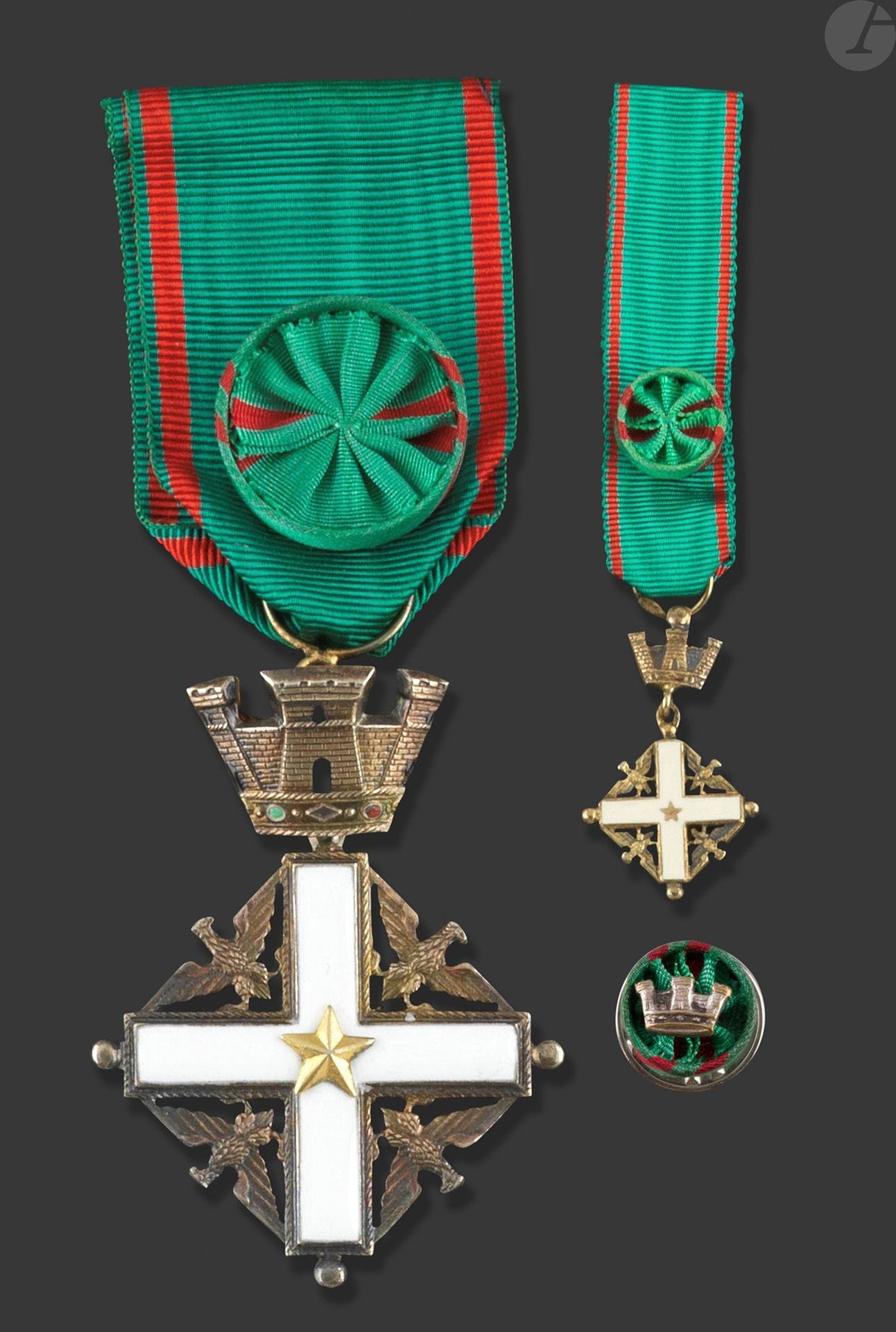 ITALIE

ORDRE DU MERITE DE LA REPUBLIQUE, créé en 1951.

Croix d officier.

En vermeil et émail. Ruban à rosette. Avec sa miniature en vermeil et émail et son insigne de boutonnière.

63 x 46 mm - Poids brut : 24,3 g

Dans son écrin recouvert façon maroquin vert, frappé d un motif aux armes de la République italienne. Couvercle marqué du fabricant Johnson, à Milan et à Rome.

SUP.