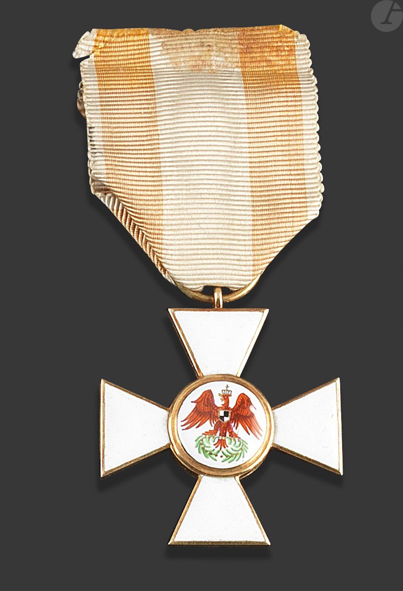 ALLEMAGNE (PRUSSE)

ORDRE DE L AIGLE ROUGE,

Croix de chevalier de 3e classe.

Or et émail (infime cheveu). Poinçon H S de Georg Humbert sur la tranche du centre.

38 x 36 mm - Poids brut : 11 g

T.T.B