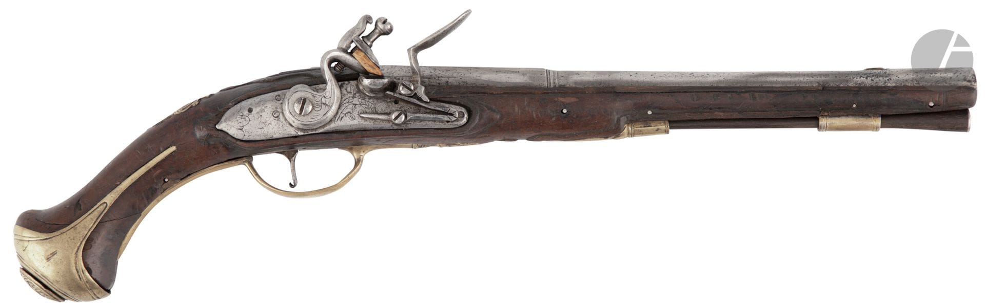 Flintlock pistol of officer. 

Round barrel with sides with the thunder. 

Later lock and hammer with flat body engraved by hand. Engraved and chased brass fittings.

Walnut stock (accidents and repairs). Wooden ramrod with iron insert. 

Length of the barrel: 30 cm Overall length: 46 cm

(Composite). About 1760.