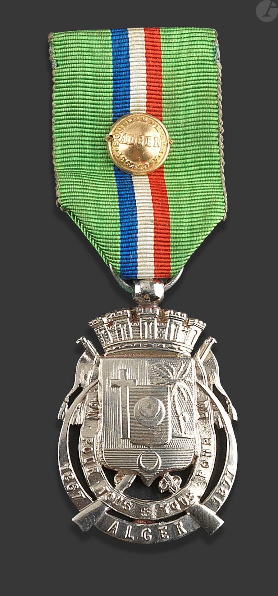 
FRANCE

Médaille de la Société de tir d Alger (1867-1877)









En bronze argenté.









Ruban, avec bouton d attache de boutonnière et bouton de petit module, de la société de tir d Alger cousu sur le devant.









T.T.B.
