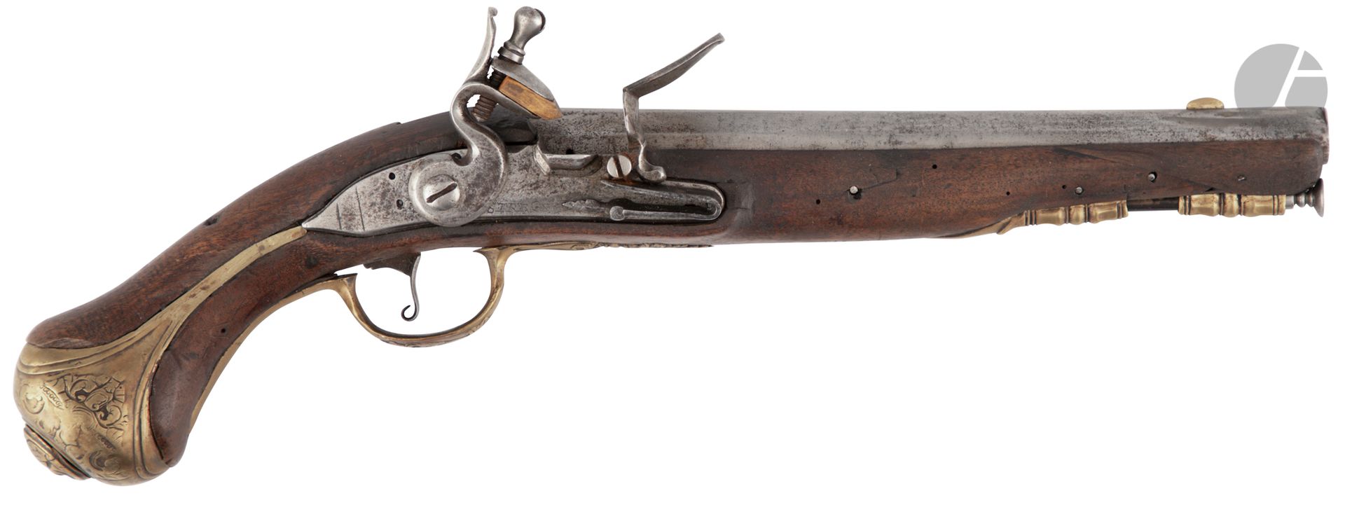Pistolet à silex d officier. 

Canon rond à pans au tonnerre. Platine avec restes de signature « STREGN  » et chien à corps plat. 

Garnitures en laiton ciselé et gravé. Crosse en noyer. Baguette en fanon à embout fer. 

Longueur du canon : 24,5 cm   Longueur totale : 39 cm 

Dans l état (accidents et réparations au bois vermoulu, garnitures composites). Vers 1750.