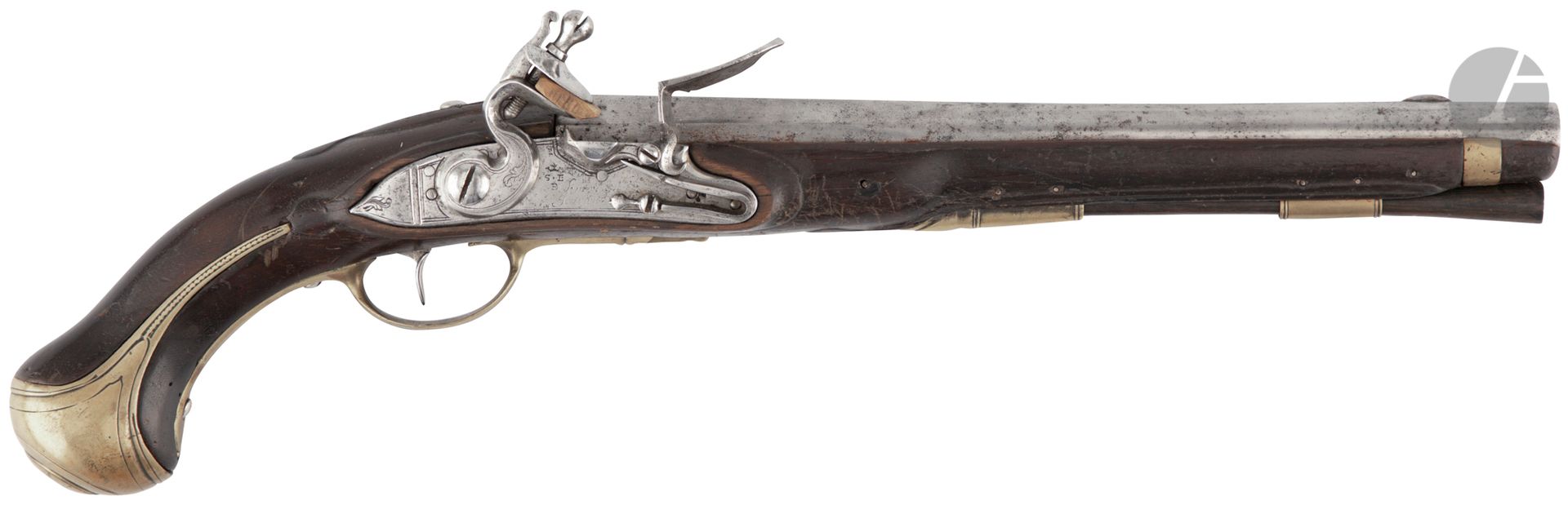 Pistolet à silex modèle 1763 de gendarme de la garde du roi. 

Canon rond à méplat sur le dessus, poinçonné « CB » au tonnerre et gravé « Gendarmes de la Gde du Roy ». 

Platine poinçonnée « SE » de St Etienne, signée « Simon Jourjon » et chien col de cygne à corps plat gravé. Bassinet en fer, à pans. Garnitures en laiton découpé, ciselé, gravées au trait. Crosse en noyer. Baguette en bois à pastille en fer.

Longueur du canon : 31,1 cm   Longueur totale : 46,5 cm

B.E. Vers 1740.



Simon JOURJON (1672-1752)

Entrepreneur des armes de Sa Majesté à St Etienne.