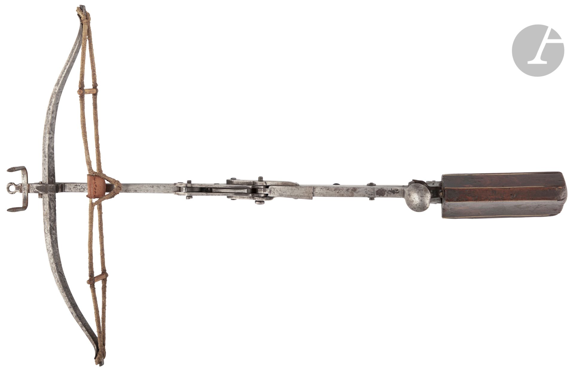 Petite arbalète de chasse à jalet, de femme ou d enfant. 

Arc, arbrier et levier d armement en fer forgé, poinçonné. Petite crosse à joue et à pans, en bois fruitier décoré de filets de bois de cerf. 

Longueur : 66 cm 

Avec son cordage. Panier en cuir postérieur. 

A.B.E. Fin du XVIIe siècle.