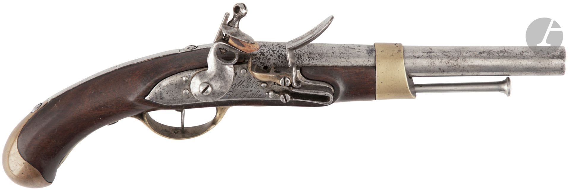 Pistolet à silex de marine dit de bord modèle 1786. 

Canon rond à méplats au tonnerre poinçonné « BL 5 ». Platine gravée « Mre Nle de Tulle », chien à corps rond. Garnitures en laiton cuivré poinçonné. 

Crosse en noyer. 

Baguette et crochet de ceinture en fer, postérieurs. 

Longueur du canon : 22,8 cm   Longueur totale : 39,5 cm

A.B.E. petites traces de piqûres au tonnerre.